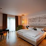 Townhouse Lägenhetshotell 4*